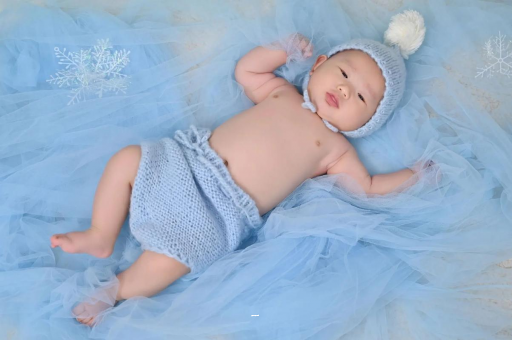 拉萨摸孕妇肚子沾喜气